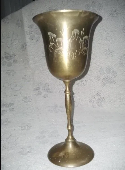 Antiguo caliz de bronce hecho artesanalmente. Copa retro artesanal vino beber. A