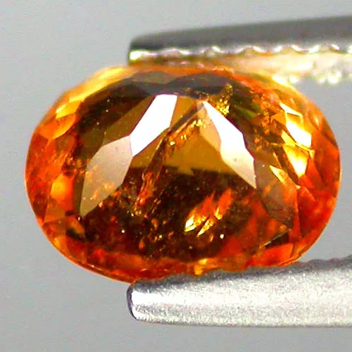 Clinohumite de Russie en ovale facetté de 1,05Ct 2