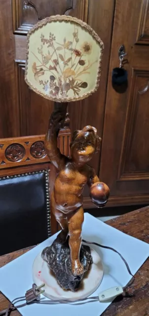Antica Lampada Tavolo Putto in legno una mano sorregge una palla altr una torcia