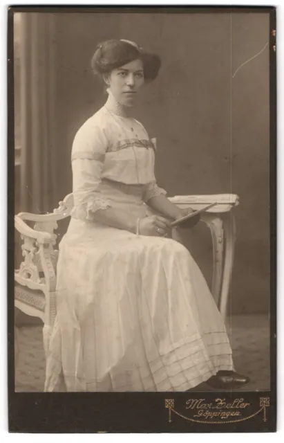 Fotografie Max Zeller, Göppingen, Junge Frau in weißem Kleid mit zeitgenössisch