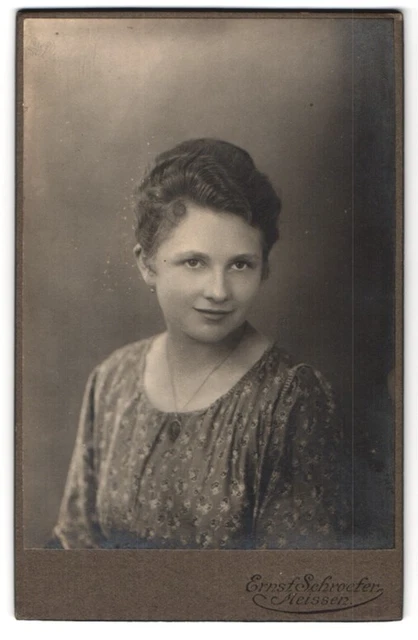 Fotografie Ernst Schroeter, Meissen, Portrait junge Dame mit moderner Frisur