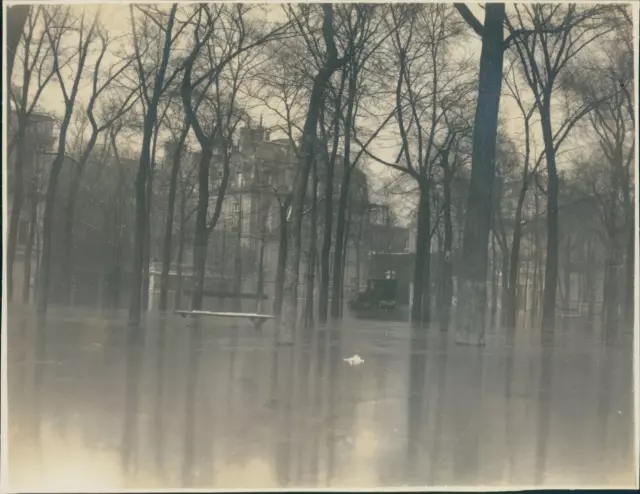 France, Inondations de Paris, Sur l&#039;Esplanade des Invalides, 1910, Vintage