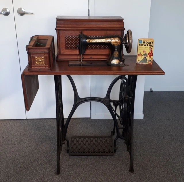 SINGER ANTIQUE TREADLE SEWING MACHINE Made in 1895 **VERY RARE** Good