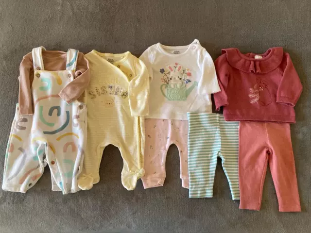 Newborn to 3 months Girls Baby clothes Bundle - new and used