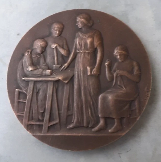 Médaille en Bronze. Signée L.CARIAT. Vierge au verso