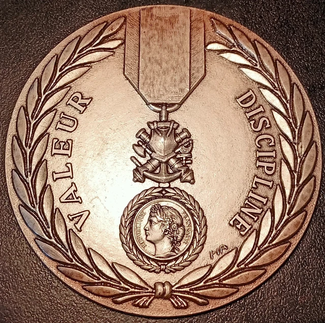 FRANCE MEDAILLE MILITAIRE 4 ème REPUBLIQUE VALEUR ET DISCIPLINE EN Boite Marquee D Un Gendarme En 1953