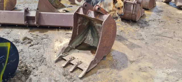 600mm Excavator Digging Bucket suit 5-8 Ton 45mm pin 170mm x 340mm £200 +VAT