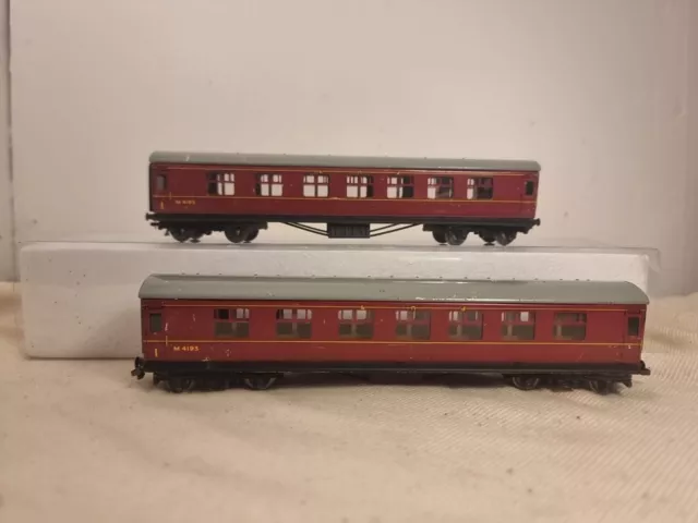 Hornby Dublo 3-Rail OO Gauge Tin Plate  BR Maroon  Coaches M4193 Sctached Paint