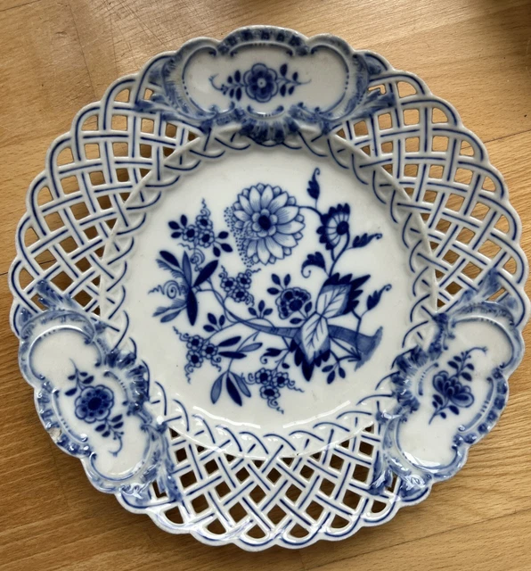Meißen  -  Teller   -  blaue Blume  -  Durchbruchrand