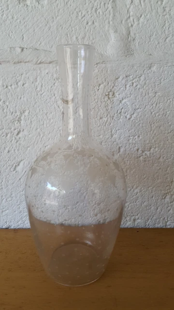 Petite carafe ancienne en verre gravée d’une couronne de feuilles de vigne