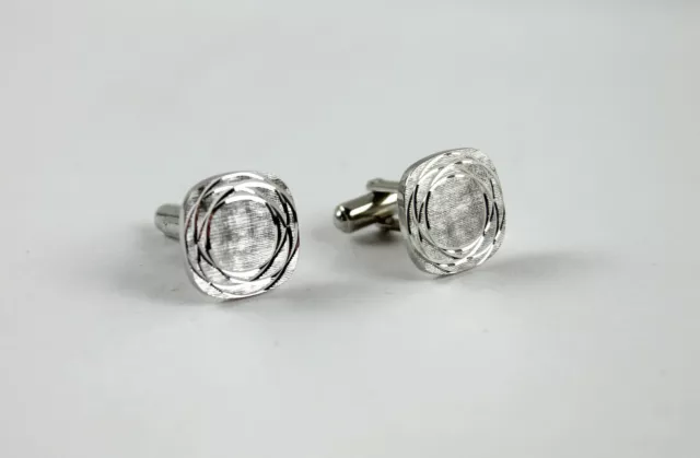 TRES JOLIE ANCIENNE PAIRE BOUTON DE MANCHETTE - CARRÉ MÉTAL ARGENTÉ GRAVÉ - 18mm