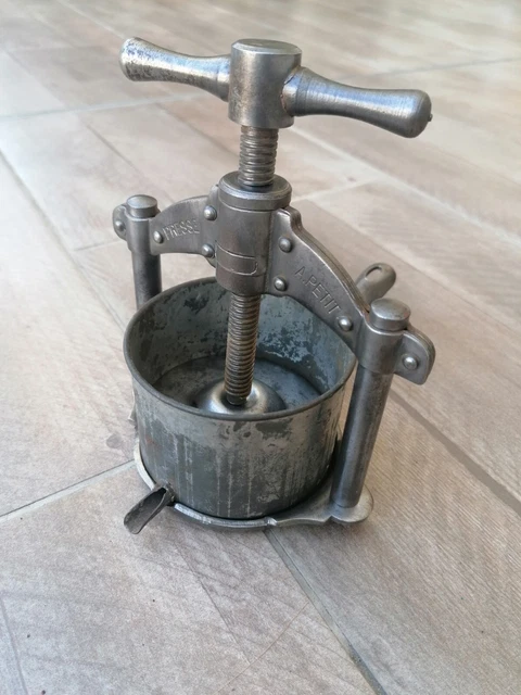 Petite layette d'horloger remplie de fourniture ancienne