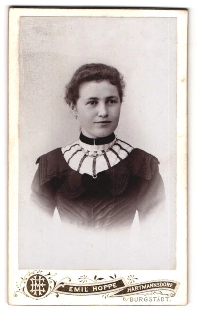 Fotografie Emil Hoppe, Hartmannsdorf, Portrait junge Frau im taillierten Kleid