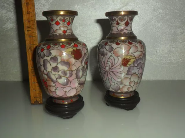 Coppia Di Vasi Cinesi Cloisonne Sfondo Rosa Con Base In Legno Cm. 13