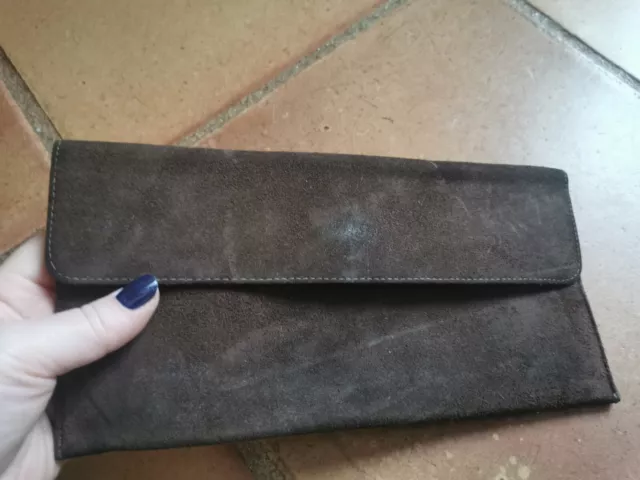 Pochette en daim marron l'intérieur en feutrine noire