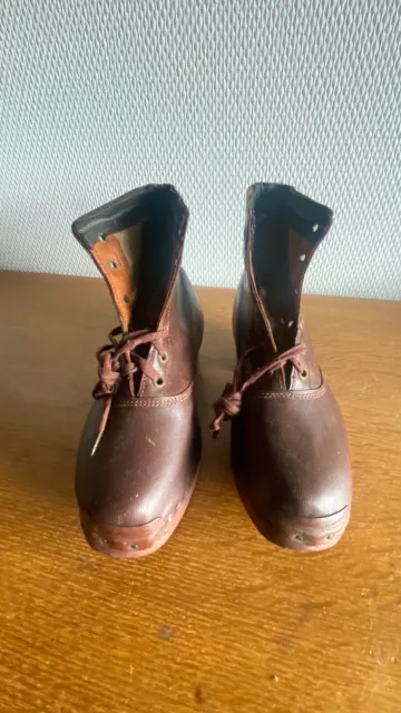 ancienne paire de chaussures enfant en cuir semelles bois guerre vintage