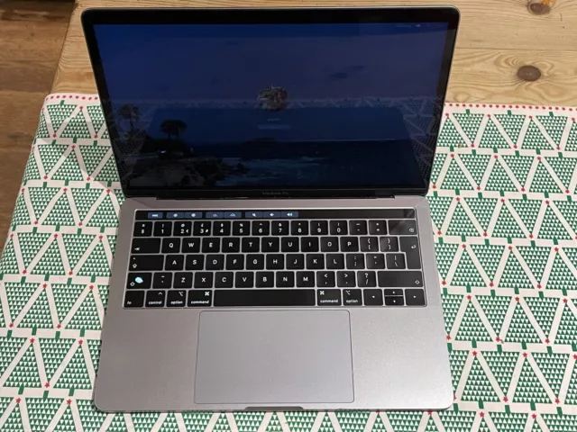 Apple 13" 2018 MacBook Pro 2.7 i7 16GB RAM 256 GB SSD