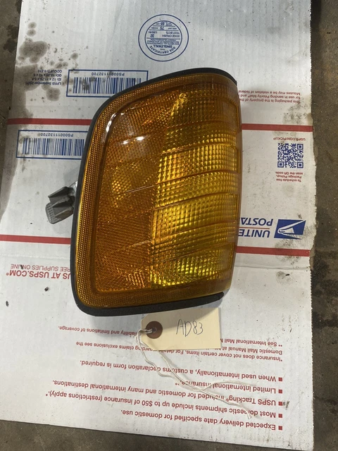 AD83 Mercedes w124 300E FRONT LEFT DRIVER SIDE Turn Signal LENS Assembly