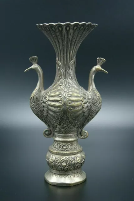 Ancien Magnifique Vase sculpté en relief Paons en bronze argenté signé ART ASIE