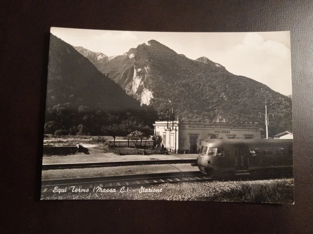 Equi Terme (Massa Carrara) interno della stazione ferroviaria con littorina
