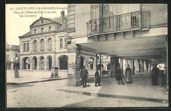 CPA Sainte-Foy-la-Grande, Place de l'Hotel de Ville and a corner of the Cornieres