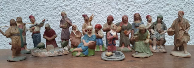 17 figuras de Belén en terracota, barro, del siglo XIX y XX