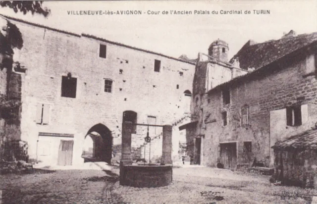VILLENEUVE-LES-AVIGNON cour de l'ancien palais du cardinal de turin