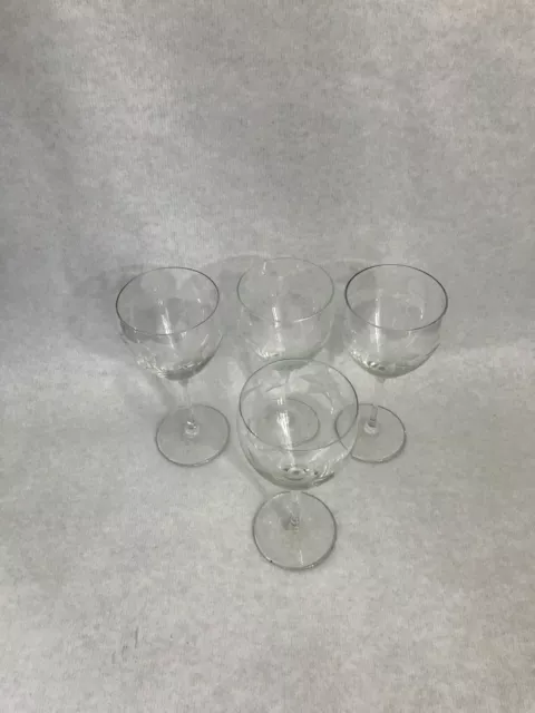 Lot de 4 verres à vin en verre gravé