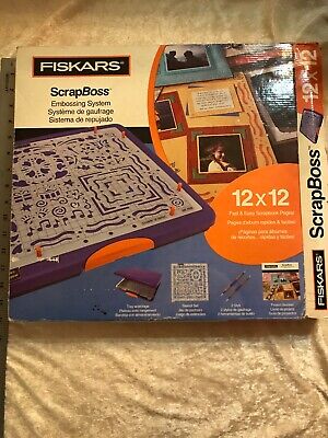 Fiskars Scrapboss gaufrage système 12 x 12 Scrapbook Plateau Stencil Styli 