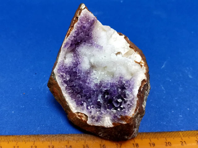 Mineralien:  Amethyst (dunkel), Chalcedon - Bebertal, Dönnstedt, Magdeburg - 532
