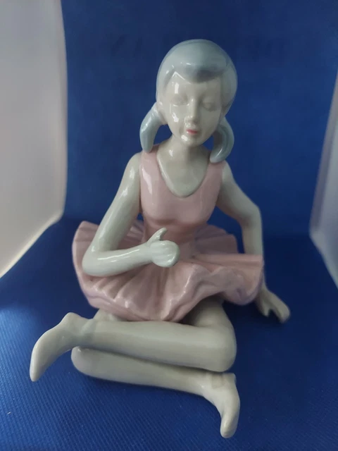 LLADRO look a like  PORCELAIN "GLOSS FINISH" -BALLERINA GIRL SITTING - 6" TALL