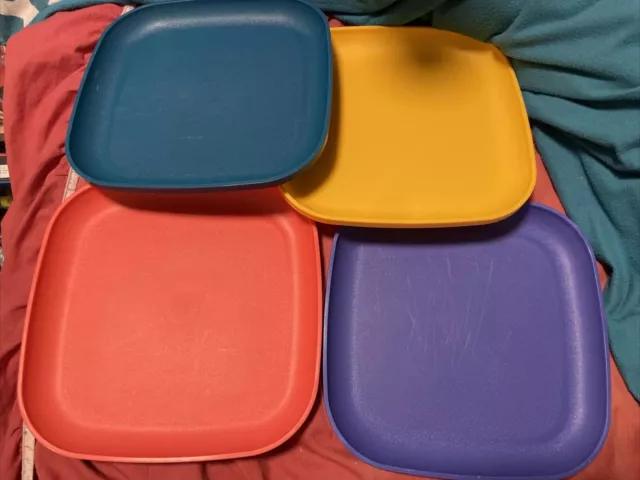 TUPPERWARE SQUARE PLATES SET OF 4 - Used