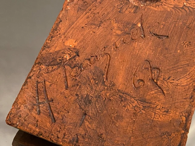 Sujet en terre cuite bas relief au profil d'homme au chapeau signé et daté 7
