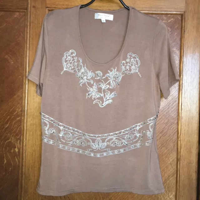 TEE SHIRT NEUF TAUPE CLAIR BRODE ET PERLE Marque ROSE NACRE TAILLE M