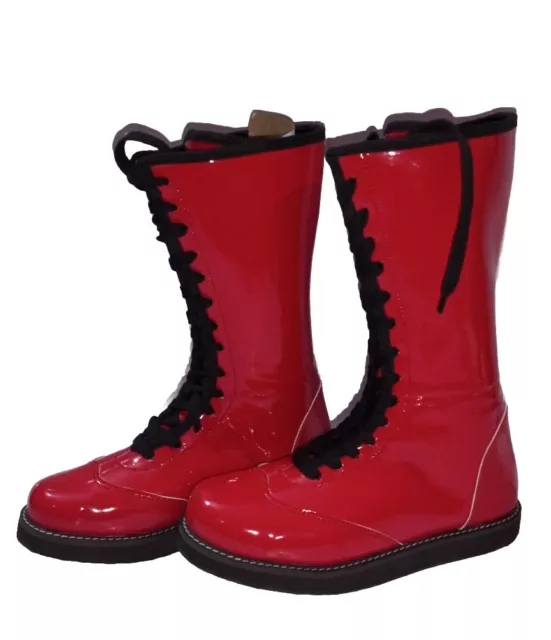Professional wrestling cinchable boots