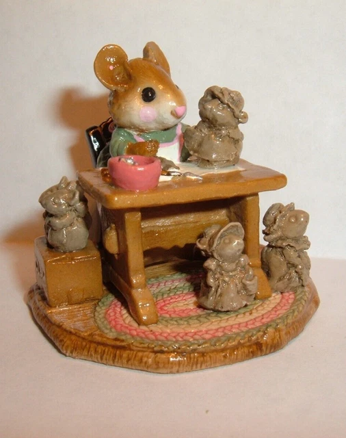 Wee Forest Folk M-184 Mrs. Mousey's Studio retired