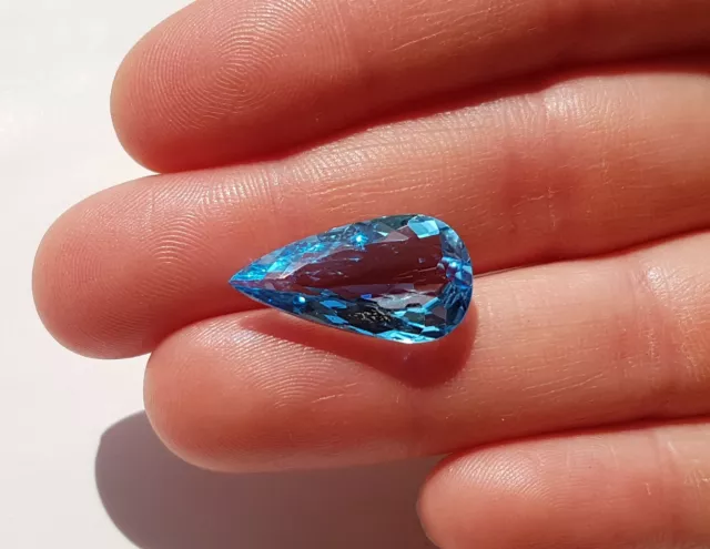 1 Topaze bleu Facettée du Brésil 9,57ct blue swiss topaz pear cut bijou minéraux