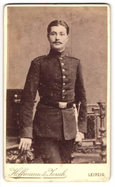 Fotografie Hoffmann & Jursch, Leipzig, Portrait Soldat in Uniform mit Schnurrba