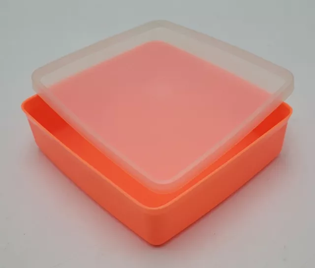 https://www.picclickimg.com/uX0AAOSwEIVk5PZK/Tupperware-670-4-Square-Away-Sandwich-Keeper-Container-With.webp