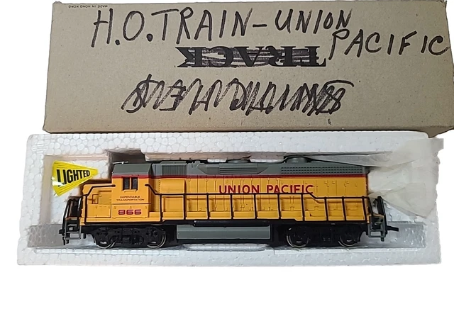 HO SCALE Bachmann EMD GP40 Diesel Union Pacific No. 866 Lighted Vintage Train HK
