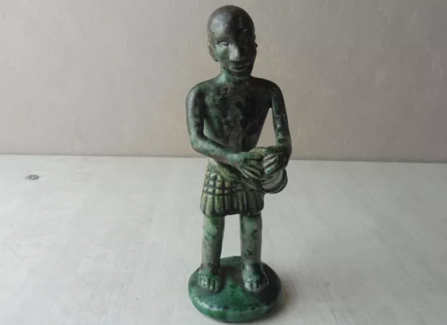 Ancienne petite statue en terre cuite, signée CB, à identifier