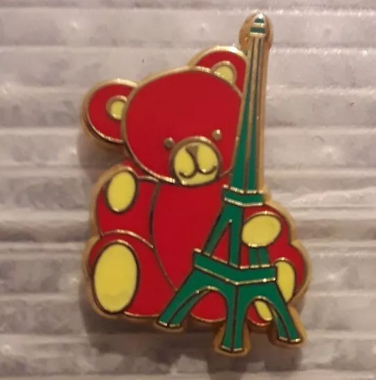 PIN'S ARTHUS BERTRAND - ours rouge et jaune et tour Eiffel