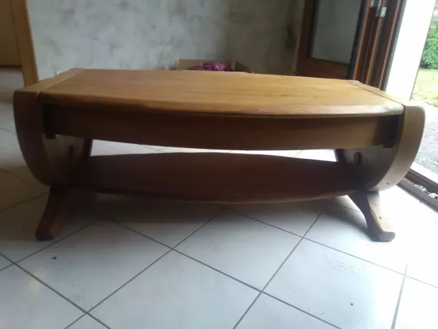 table basse en forme de demi tonneau