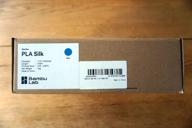 Bambu Lab PLA SETA - Filamento - 1 kg - Blu con bobina 1,75 mm Bambu Lab PLA SETA - Filamento - 1 kg - Blu con bobina 1,75 mm