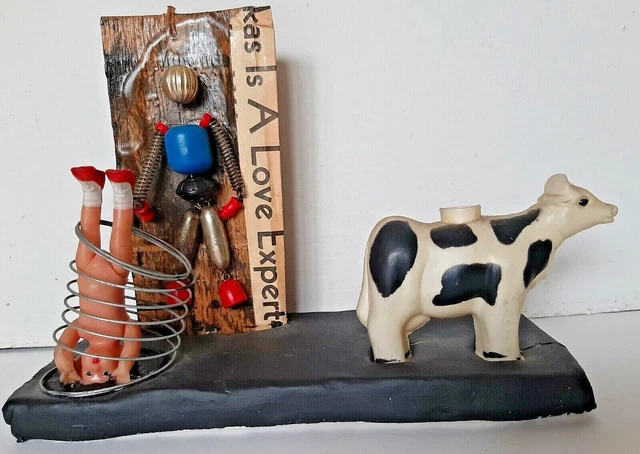 UNIQUE , ravissante sculpture : Scène de théâtre surréaliste, Poupées et  vache