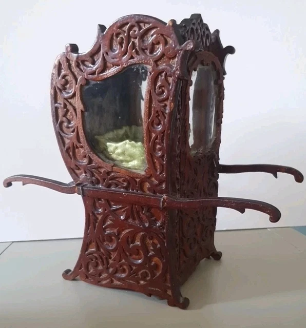 Ancienne Chaise à Porteurs De Poupée En Bois Laqué Sculpté – Style XVIIème, Fabrication Française