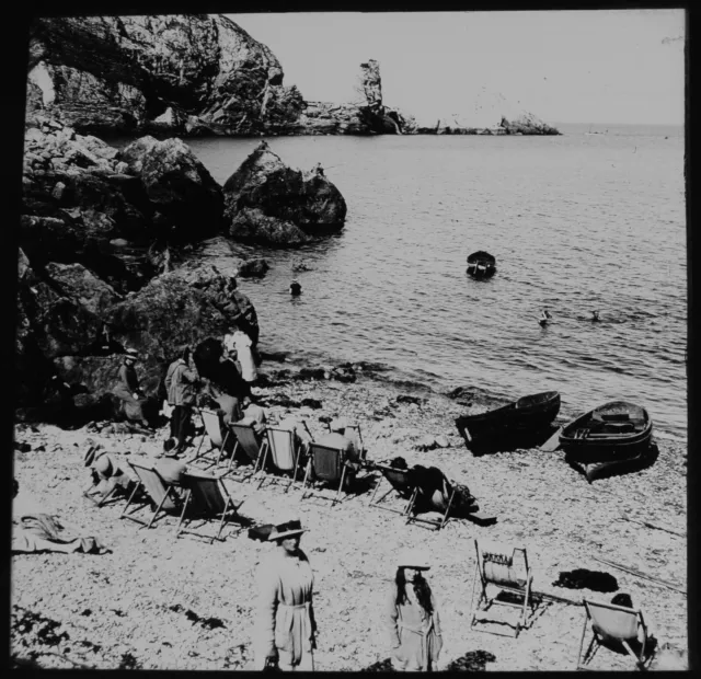 PEOPLE ON BEACH AT ANSTEYS COVE TORQUAY DEVON C1920 Magic Lantern Dia FOTO