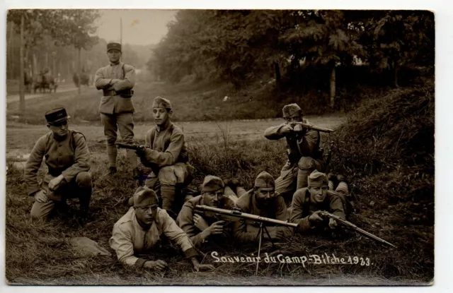 Thème VIE MILITAIRE - BITCHE Moselle CPA 57 CARTE PHOTO fusil mitrailleur 1923