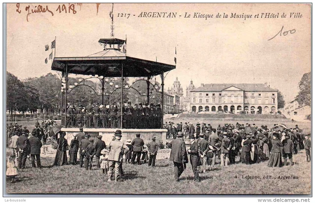 61 ARGENTAN - le kiosque a� musique et hotel de ville