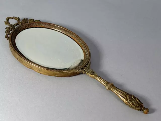 Ancien miroir face à main bronze style Louis XVI biseauté, à poser ou suspendre.